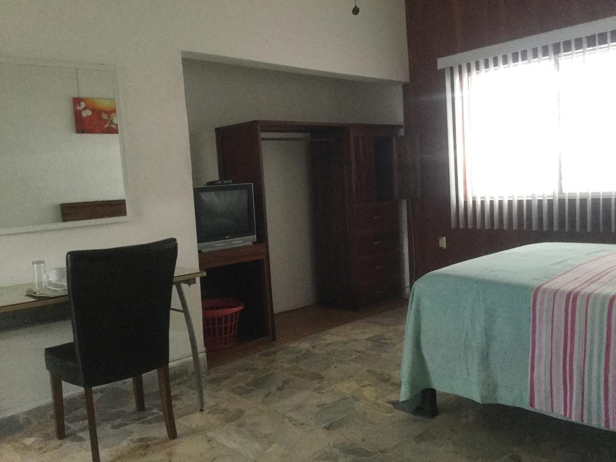 Suites El Retiro 图斯特拉古铁雷斯 外观 照片